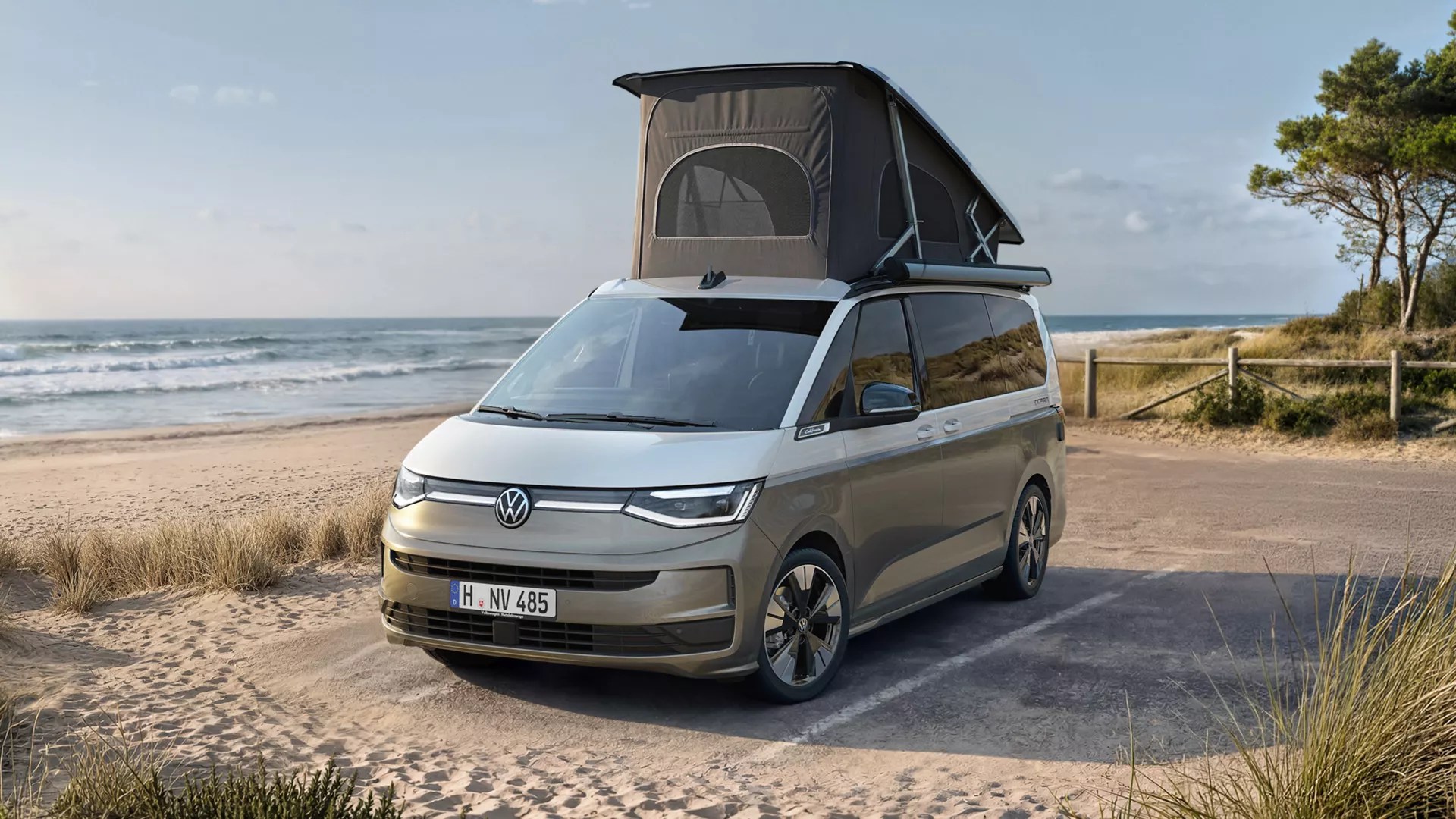 Volkswagen California Beach Tour mit geöffnetem Aufstelldach